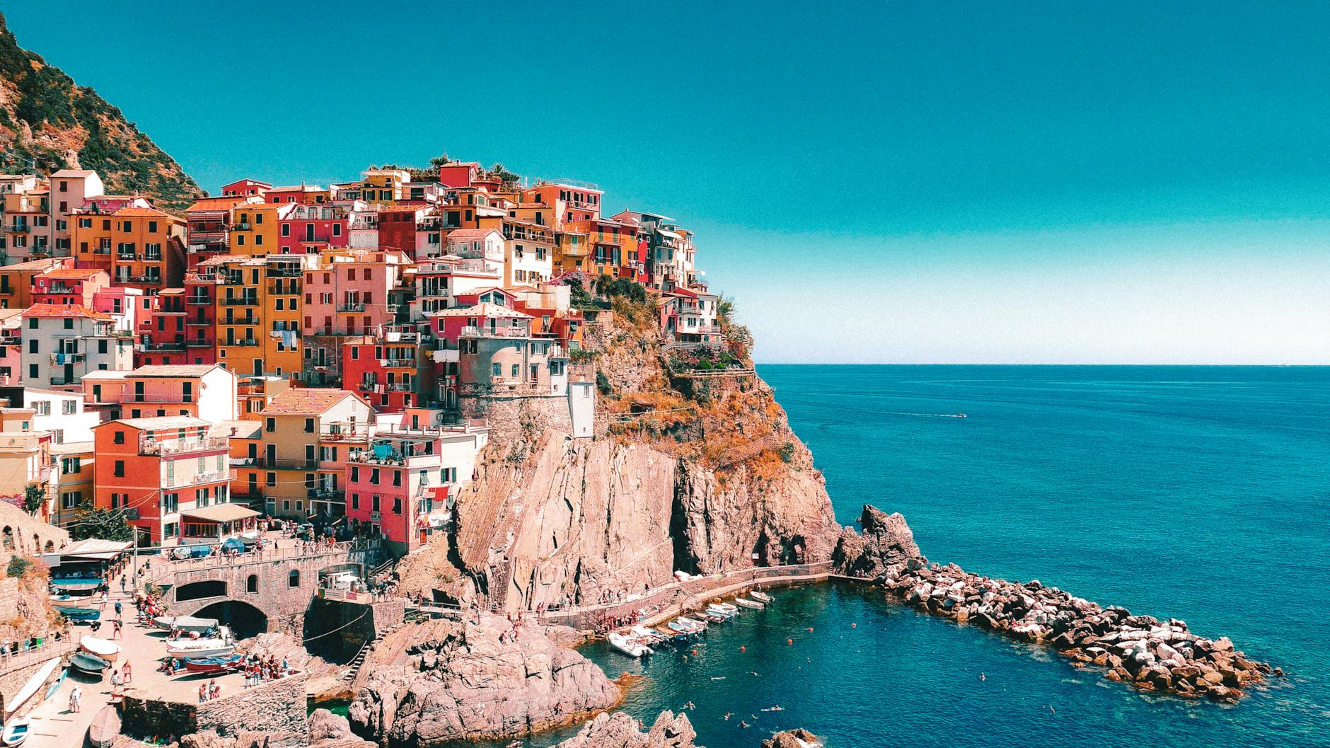 Italy in summer - The colorful houses on the cliffs of Cinque Terre - Melhores destinos na Italia