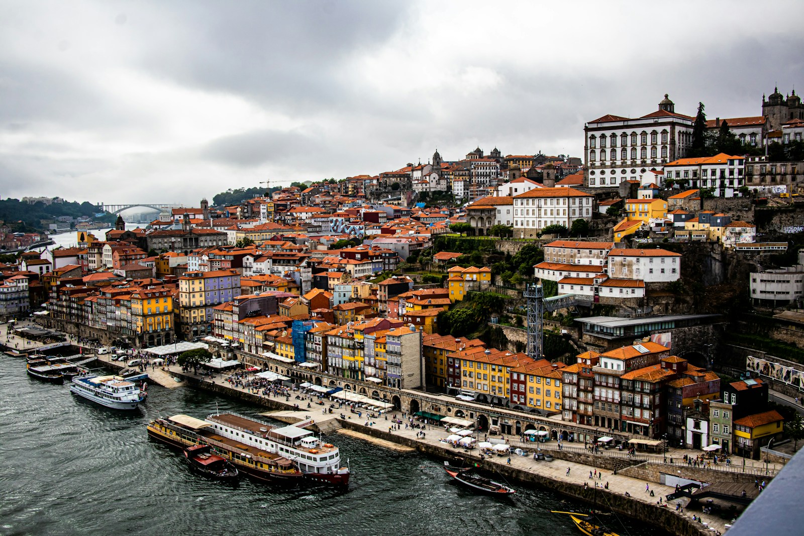 white and red boat on water near city buildings during daytime - Viagem gastronômica no Porto