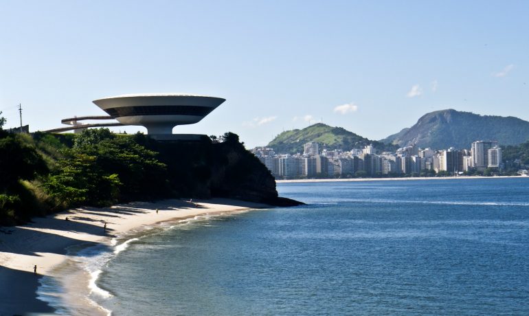 a large body of water next to a beach - Fim de semana em Niteroi