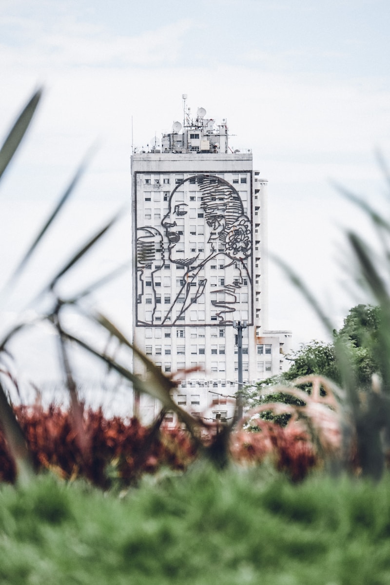 a tall building with a drawing of a man on it - Museus Imperdíveis em Buenos Aires