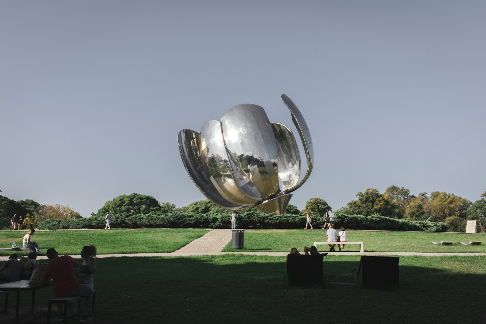 a large metal object sitting on top of a lush green field - Museus Imperdíveis em Buenos Aires