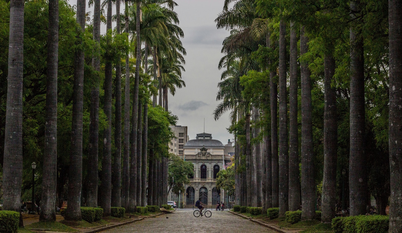 white and gray stone building - Gastronomia Mineira