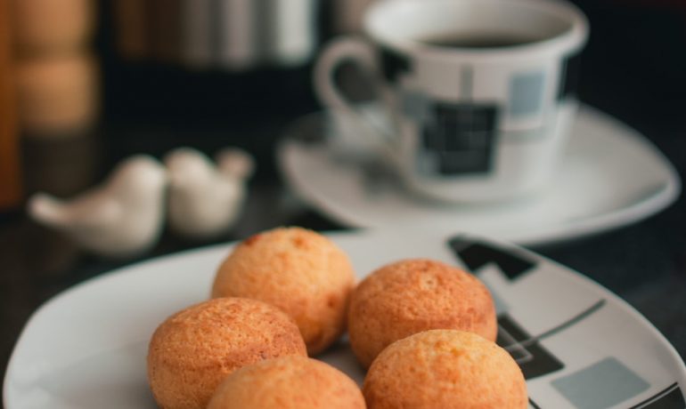 pastry balls on plate - Gastronomia Mineira