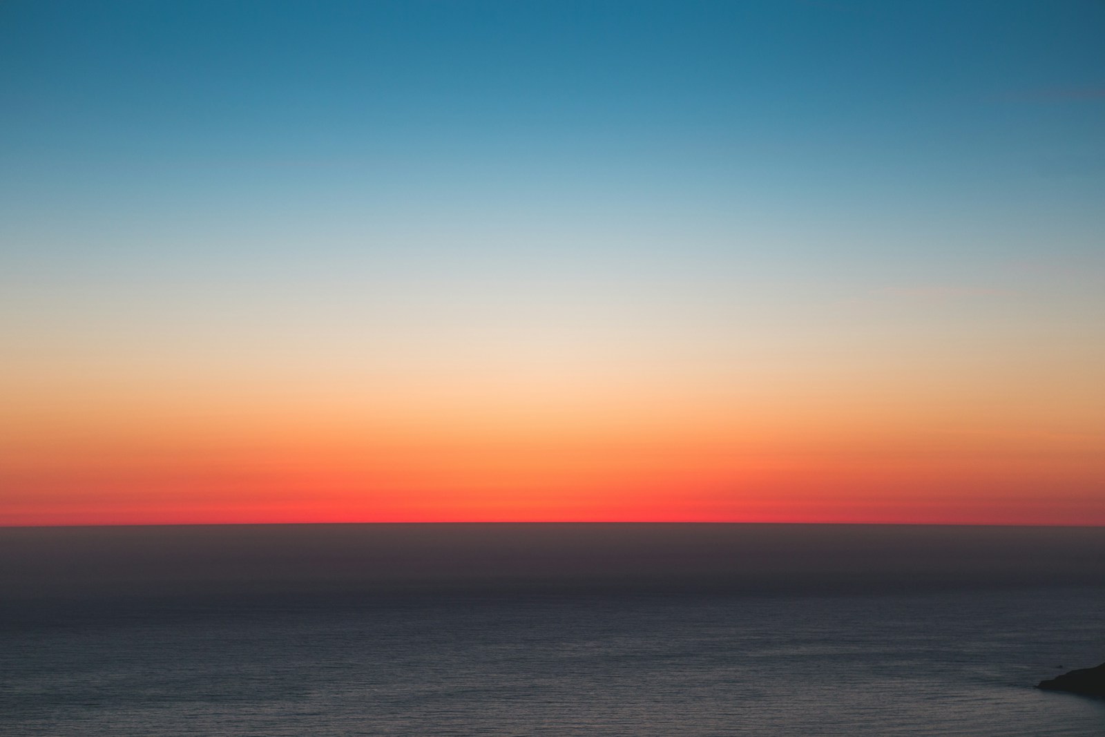 landscape photography of body of water under blue sky - Melhores praias da Califórnia